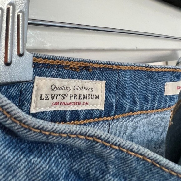 Levi’s Ribcage Shorts - Picture 3 of 3